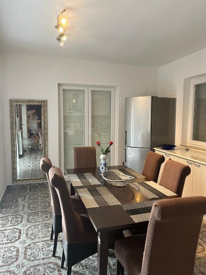 Apartments Lili Сень Екстер'єр фото